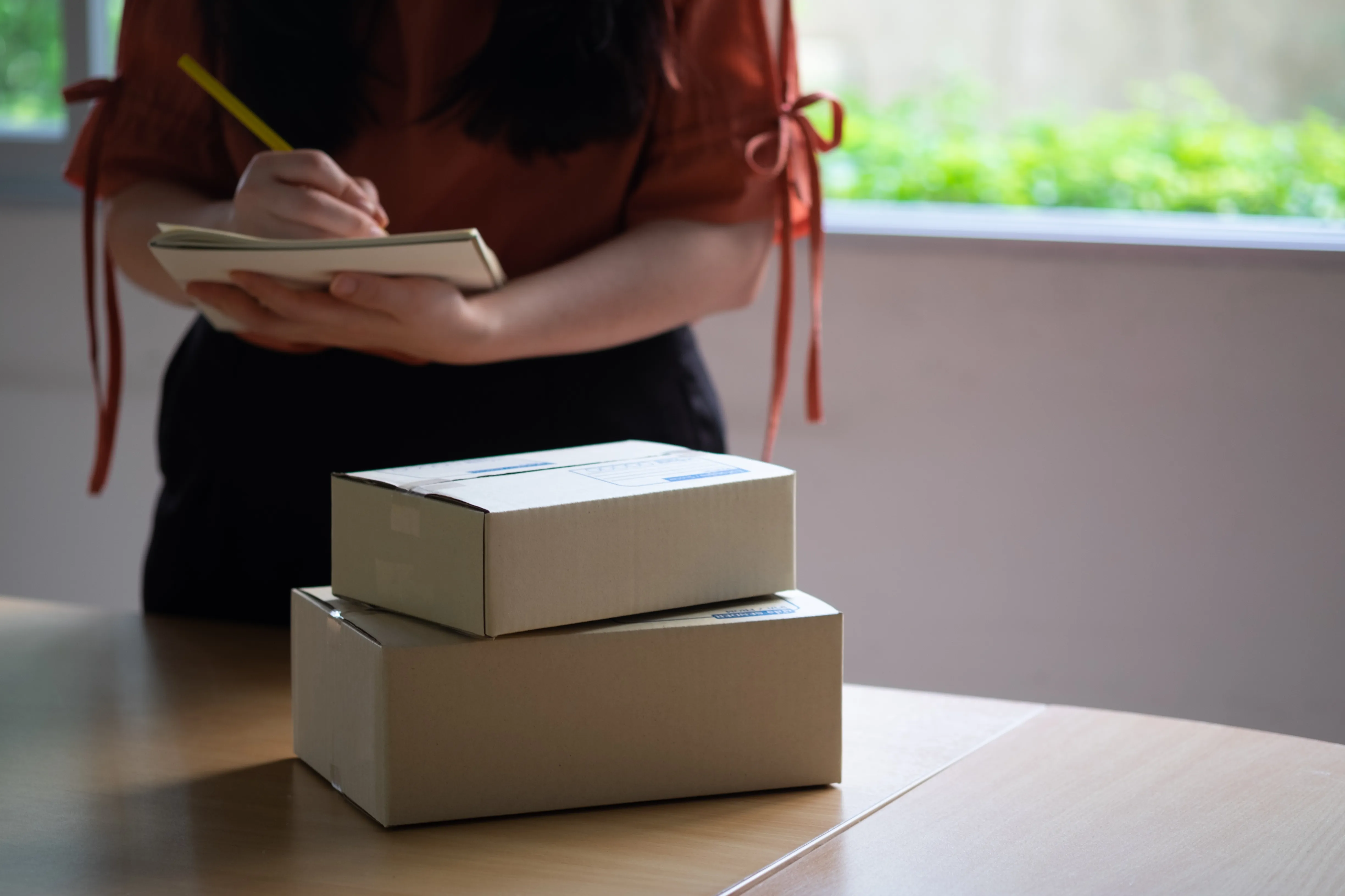 Memeriksa bungkusan sebelum penghantaran kepada pelanggan